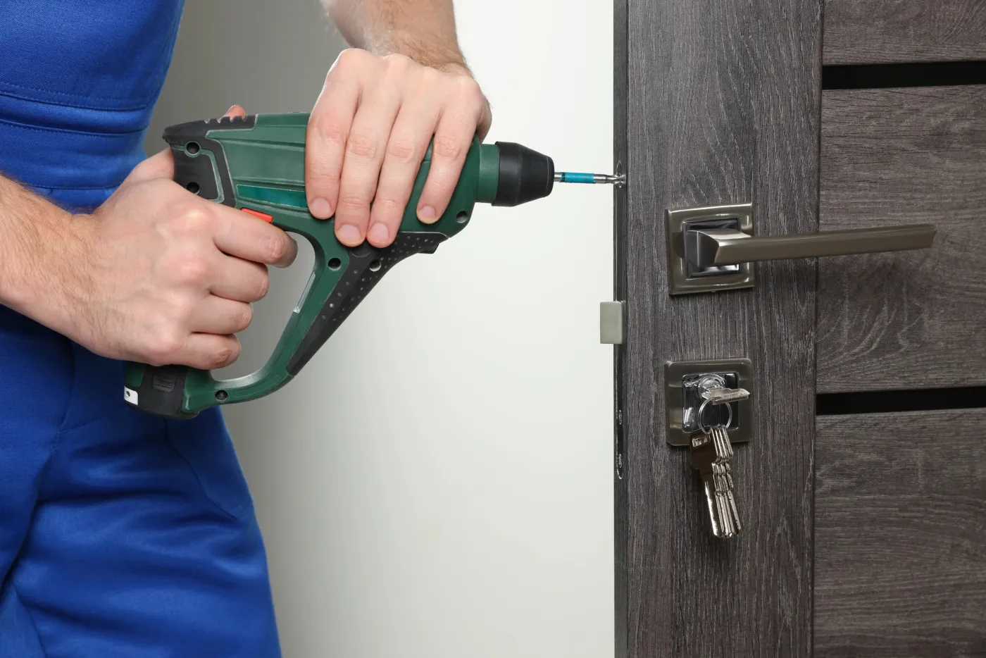 Changement d'un cylindre à clé protégée sur une porte en bois dans les Yvelines